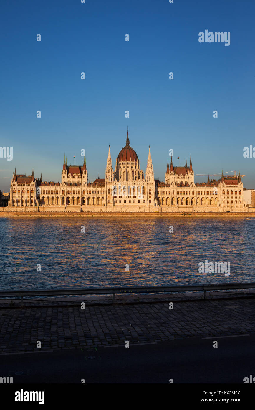 Tramonto al parlamento ungherese edificio dal fiume del Danubio nella città di Budapest, Ungheria. Foto Stock