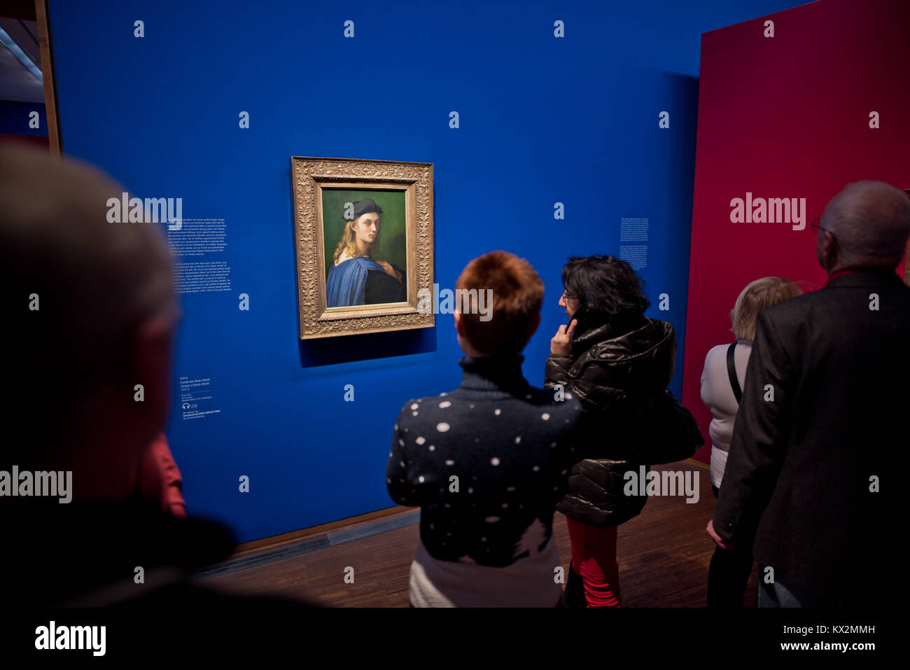 Persone visitare una mostra al grande pittore rinascimentale Raffaello. I turisti apprezzare le opere d'arte presso l'Albertina di Vienna. Foto Stock