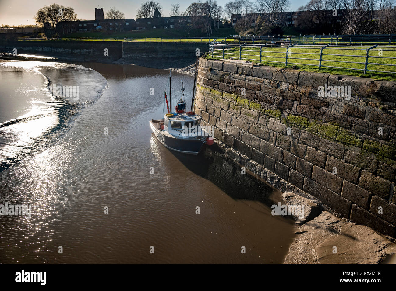 Barca ormeggiata in banchina parete di Spike isola sul fiume Mesrey a Widnes. Foto Stock