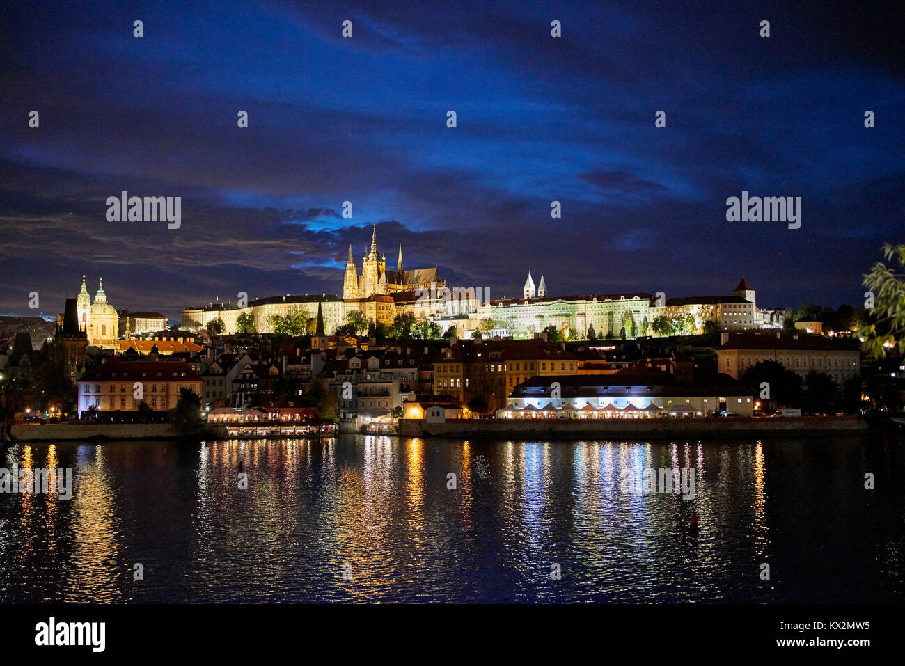 La vista del Castello di Praga in serata luce di transizione vista sul fiume Vltava dalla riva del fiume Foto Stock