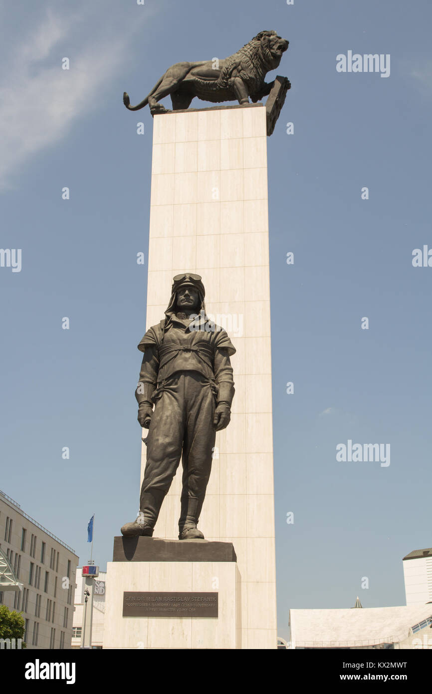 BRATISLAVA, Slovacchia - Maggio 2016: la statua del generale Milan Rastislav Stefanik Foto Stock