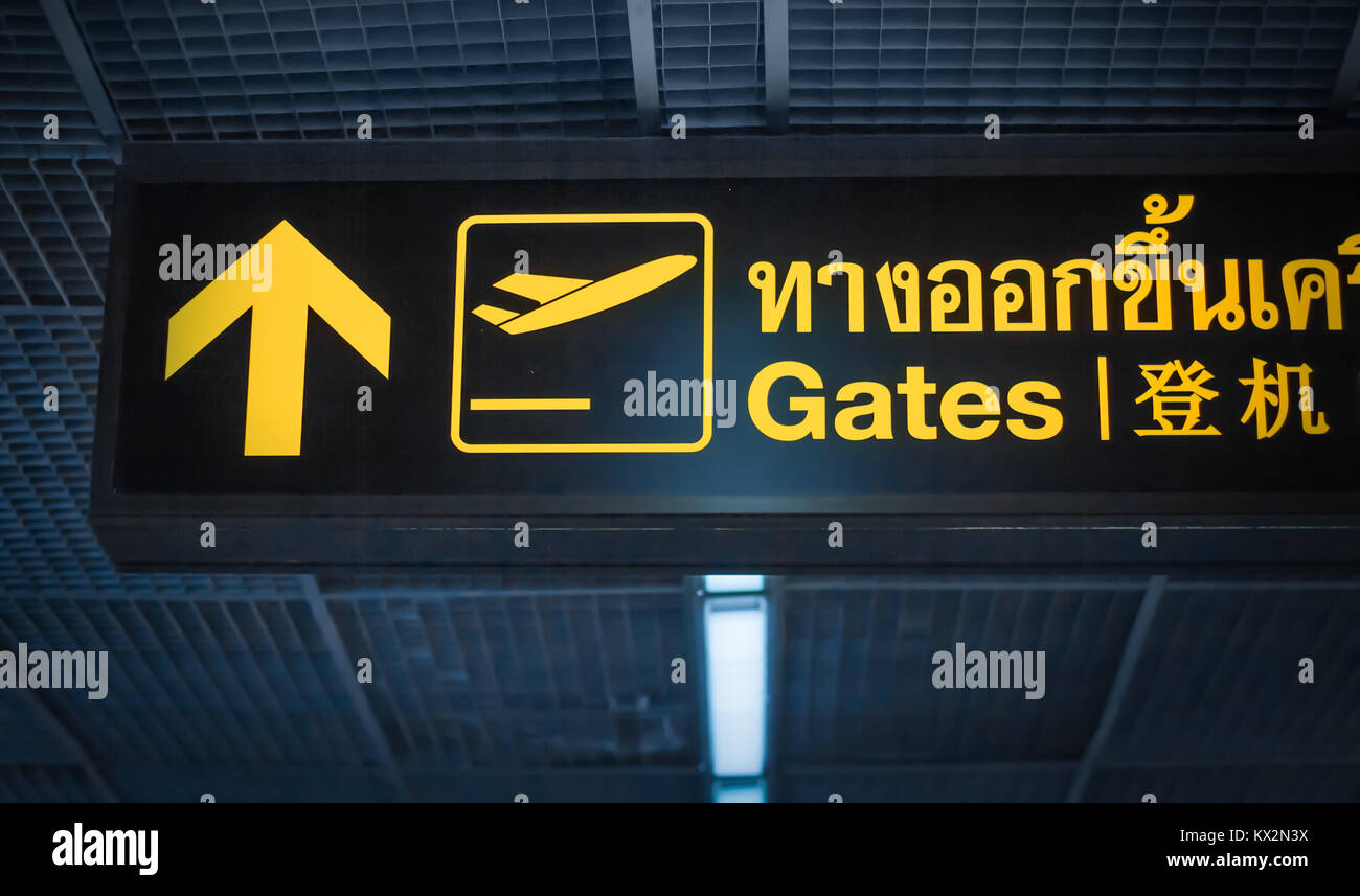 Per le porte directin segno all'aeroporto in Thailandia Foto Stock