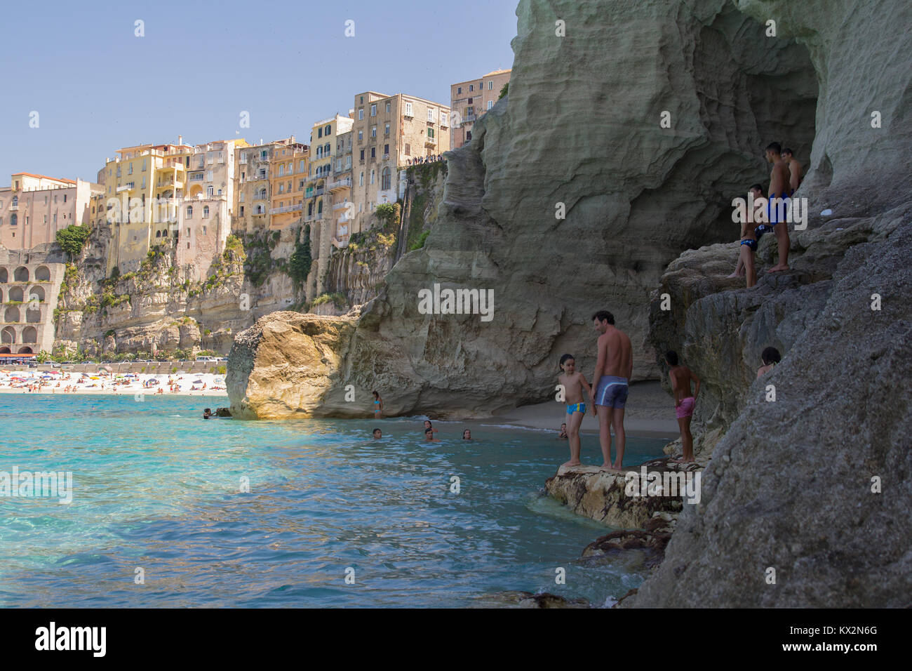 Tropea, Italia - Giugno 2013: persone nuoto sulla spiaggia in una popolare destinazione estiva, Tropea, Italia. Foto Stock
