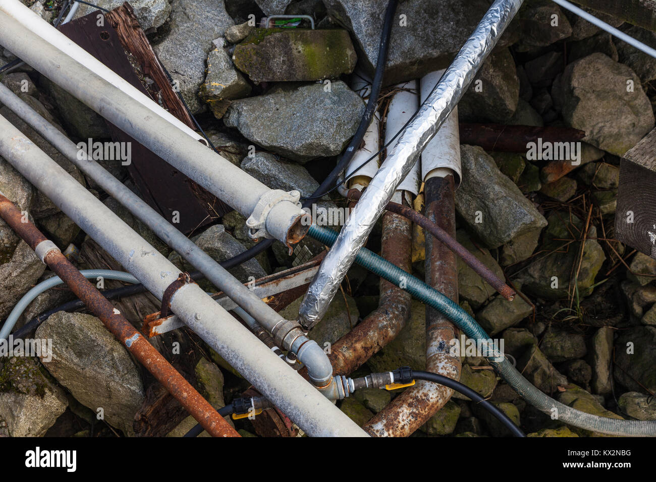 Far convergere i condotti di servizio che esce da un mare di roccia barriera di difesa Foto Stock