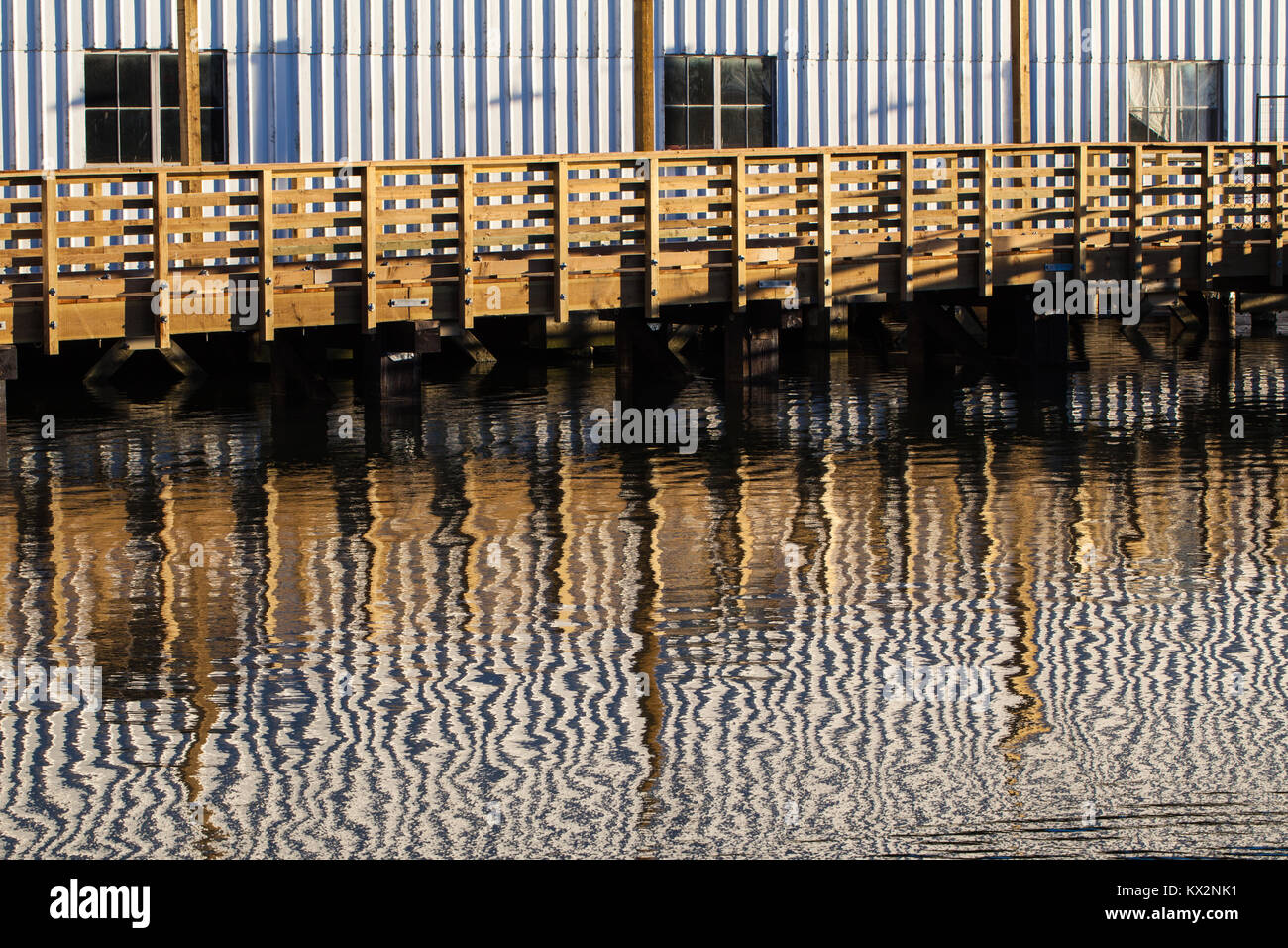 Increspata la riflessione di un edificio sul lungomare Foto Stock