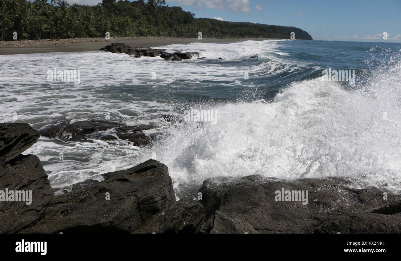 Costa Rica Osa Peninsula spiaggia rocciosa Foto Stock