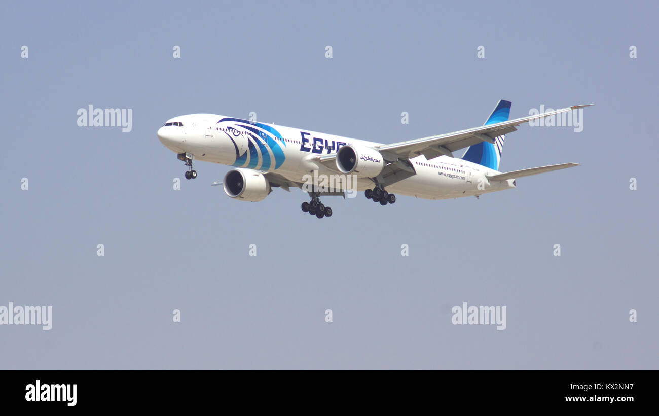DUBAI, Emirati Arabi Uniti - 1 aprile 2014: Boeing 777-300ER dall Egitto aria sull approccio finale all'Aeroporto di Dubai DXB REGISTRAZIONE SU-RDT, Egypt Air Africa è la più grande compagnia aerea di servizio passeggeri a circa 75 destinazioni Foto Stock