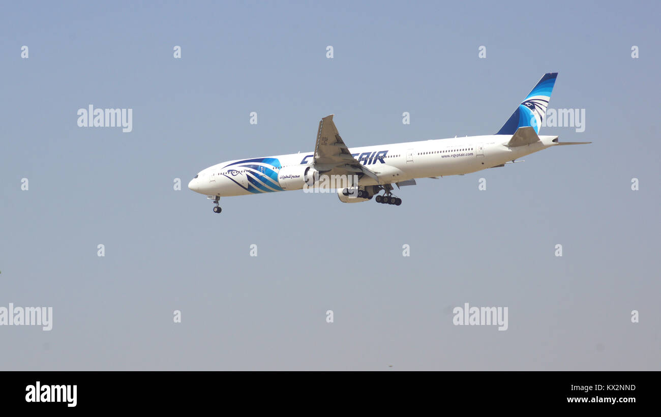 DUBAI, Emirati Arabi Uniti - 1 aprile 2014: Boeing 777-300ER dall Egitto aria sull approccio finale all'Aeroporto di Dubai DXB REGISTRAZIONE SU-RDT, Egypt Air Africa è la più grande compagnia aerea di servizio passeggeri a circa 75 destinazioni Foto Stock