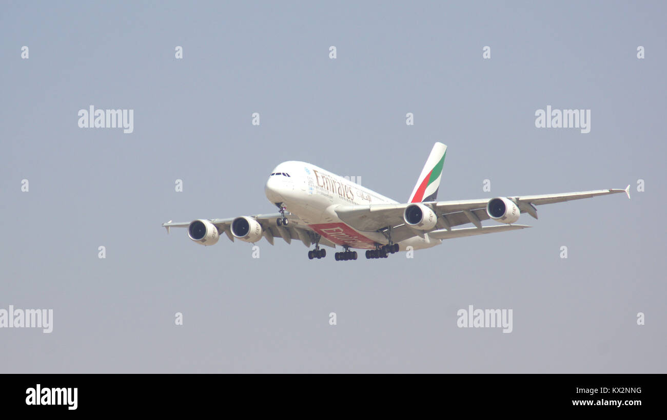 DUBAI, Emirati Arabi Uniti - 1 aprile 2014: Airbus A380 da Emirates Airlines avvicinando l'Aeroporto di Dubai DXB, lo sbarco di A6-EDU Foto Stock