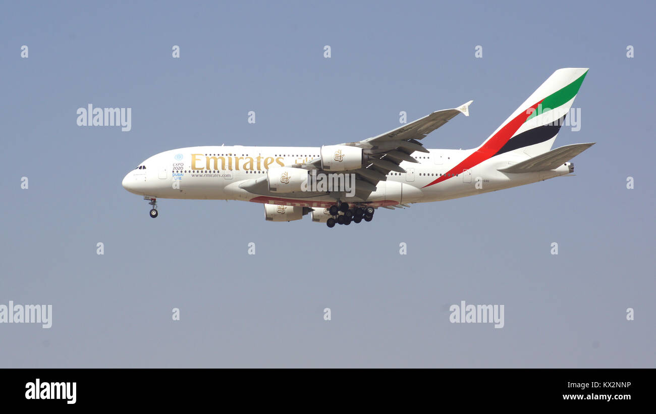 DUBAI, Emirati Arabi Uniti - 1 aprile 2014: Airbus A380 da Emirates Airlines avvicinando l'Aeroporto di Dubai DXB, lo sbarco di A6-EDU Foto Stock