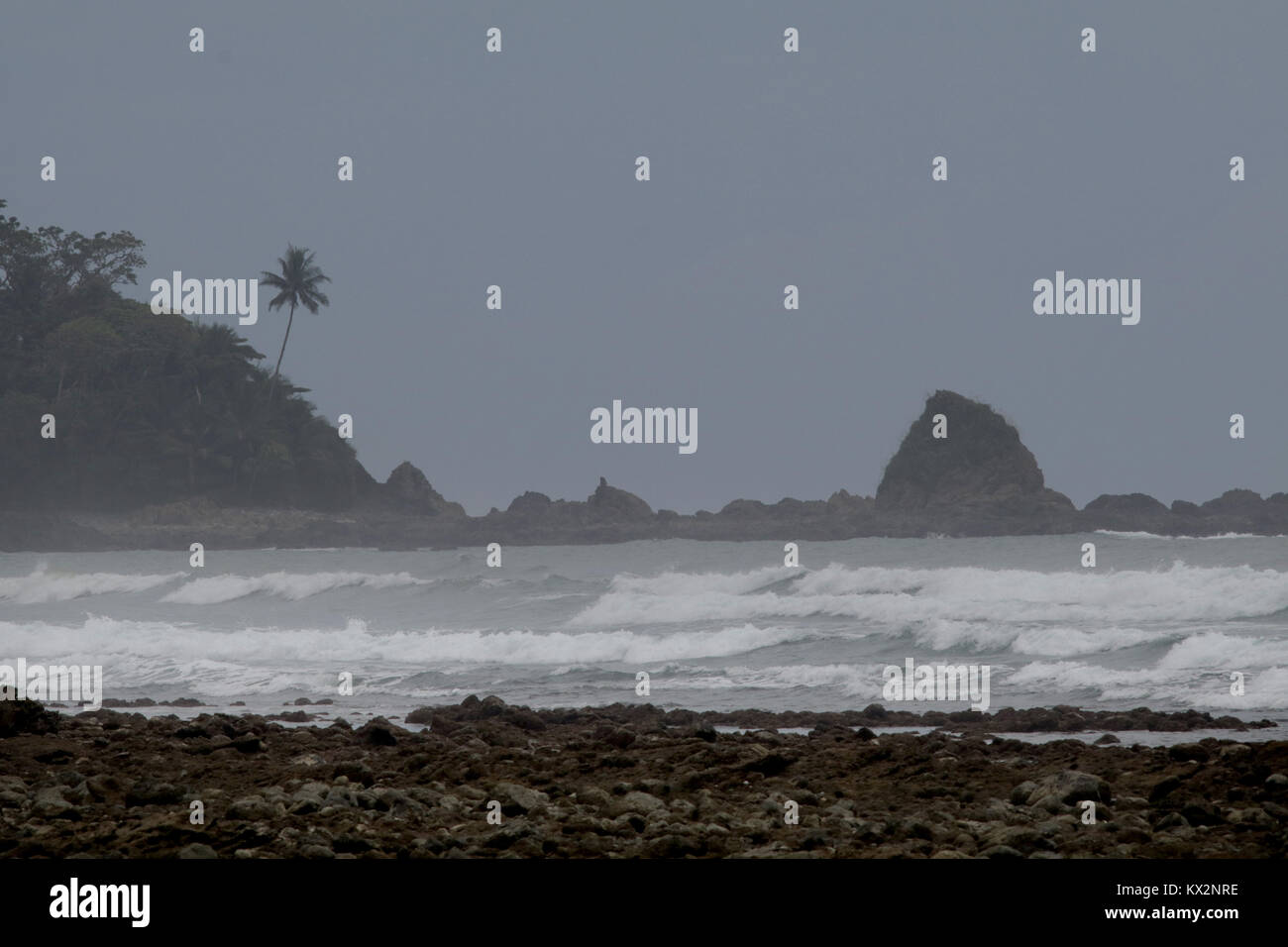 Escursionista sulla spiaggia Corcovado National Park Costa Rica Osa Peninsula Foto Stock