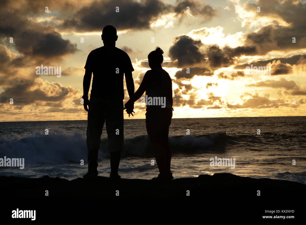 Coppia sulla spiaggia al tramonto Costa Rica Costa del Pacifico, penisola di Osa Foto Stock