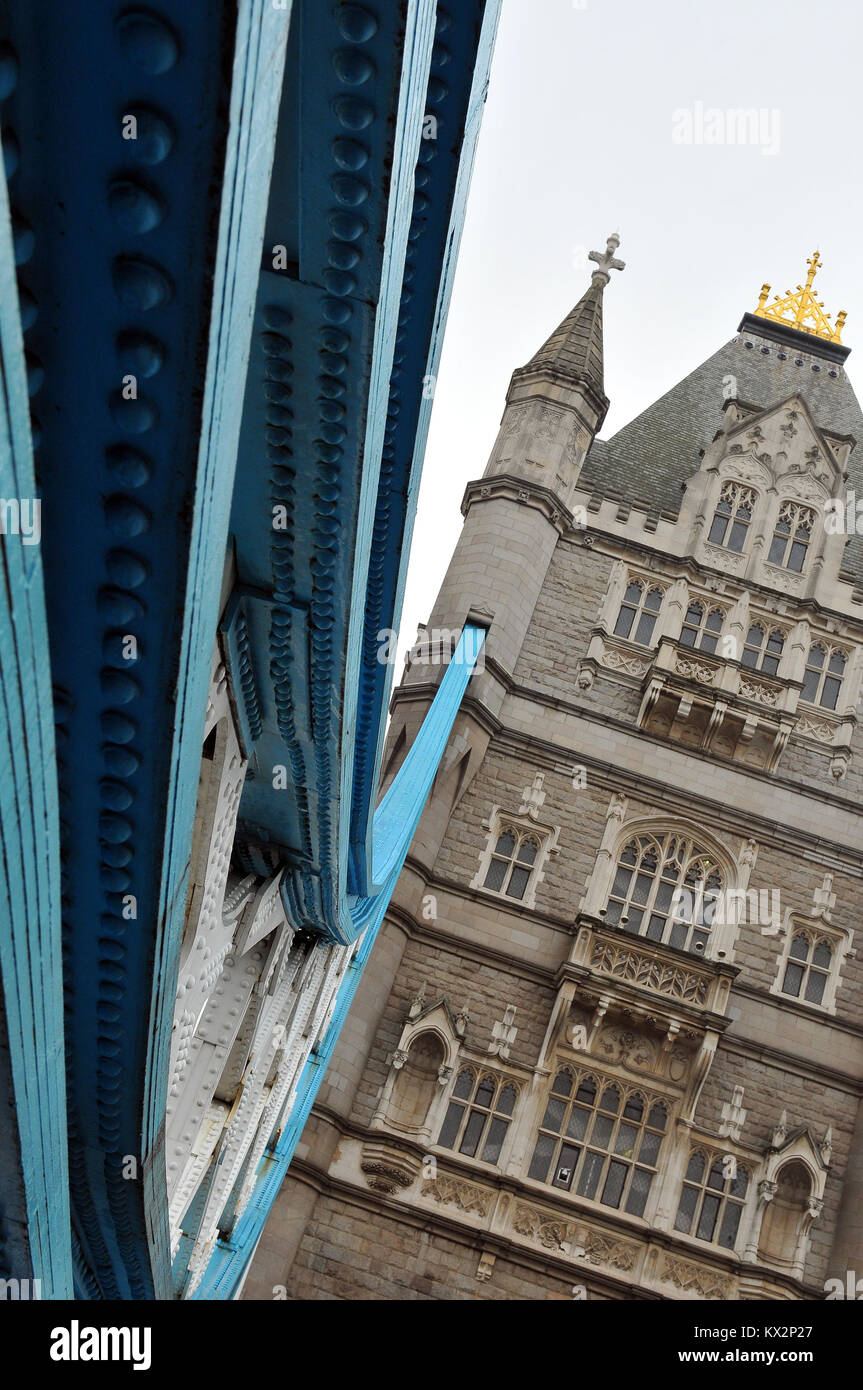 Un insolito o diversa angolazione o punto di vista del famoso e struttura iconica del Tower Bridge sul fiume Tamigi nel centro di Londra. Punti di riferimento della città. Foto Stock