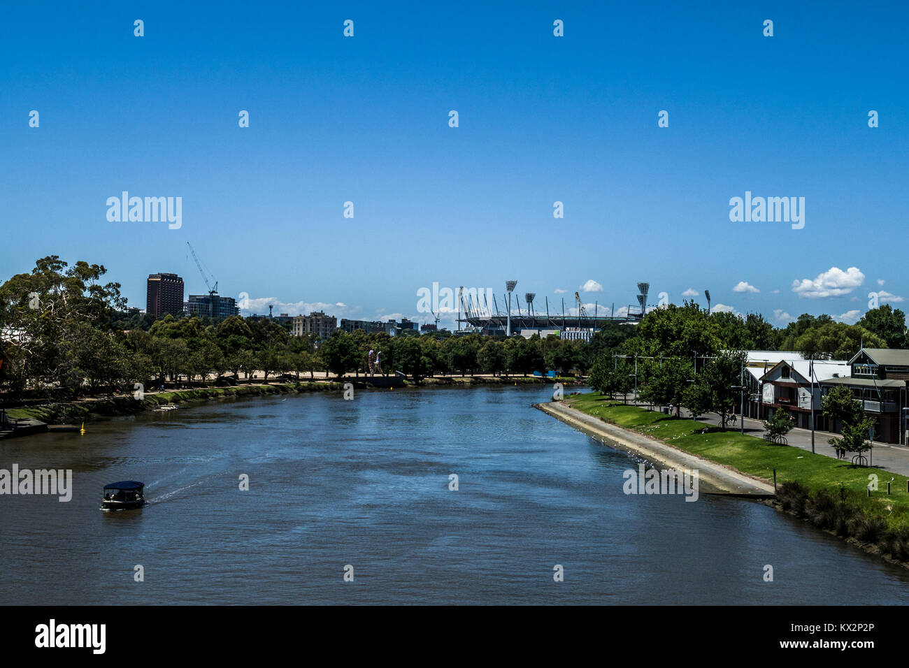 Il fiume Yarra con il Melbourne Cricket Ground (MCG) nella distanza, Melbourne, Victoria, Australia. Foto Stock