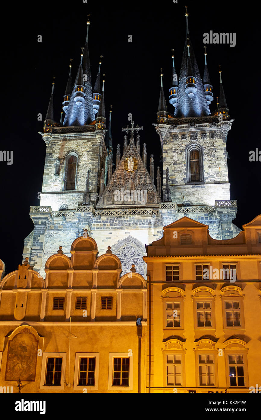 La chiesa di Nostra Signora di Týn, Prague Old Town Square, a notte Foto Stock
