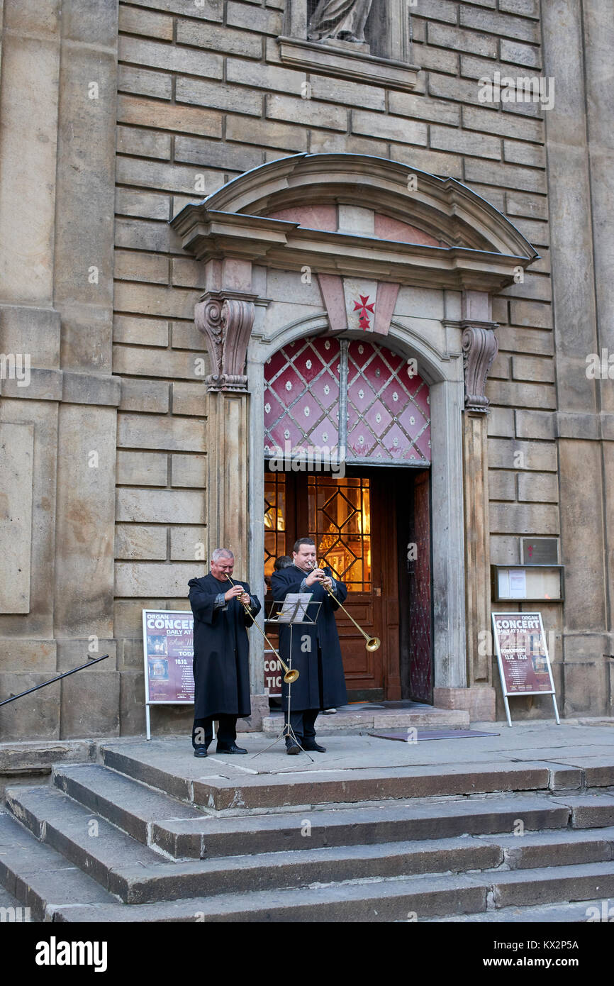 Trombettieri giocando fanfara al di fuori di San Francesco Chiesa, Praga Foto Stock