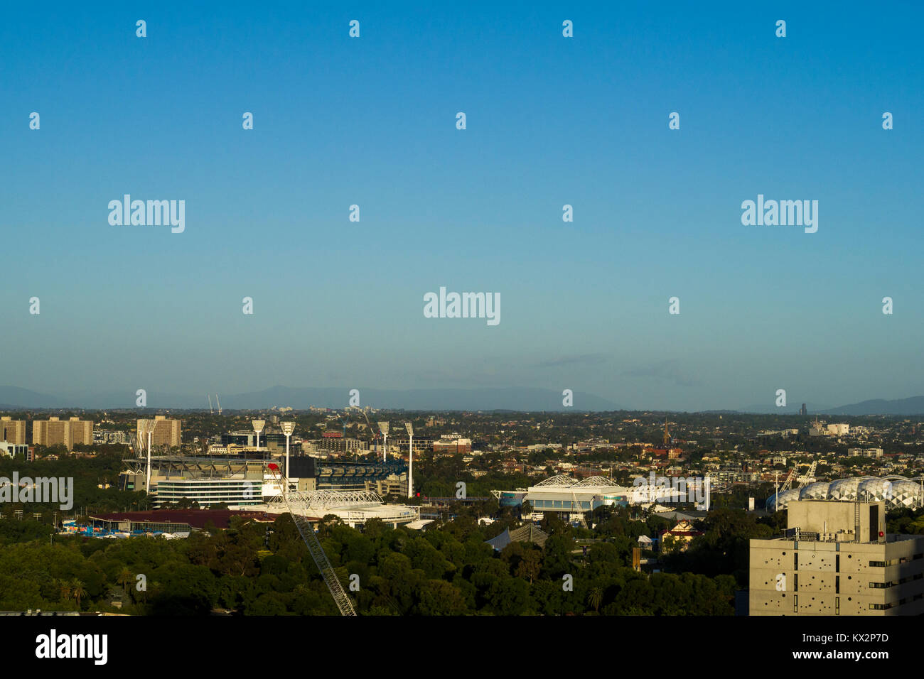 Vista su est e sud-est Melbourne con impianti sportivi in ed intorno a Melbourne Park in primo piano, Melbourne, Victoria, Australia. Foto Stock