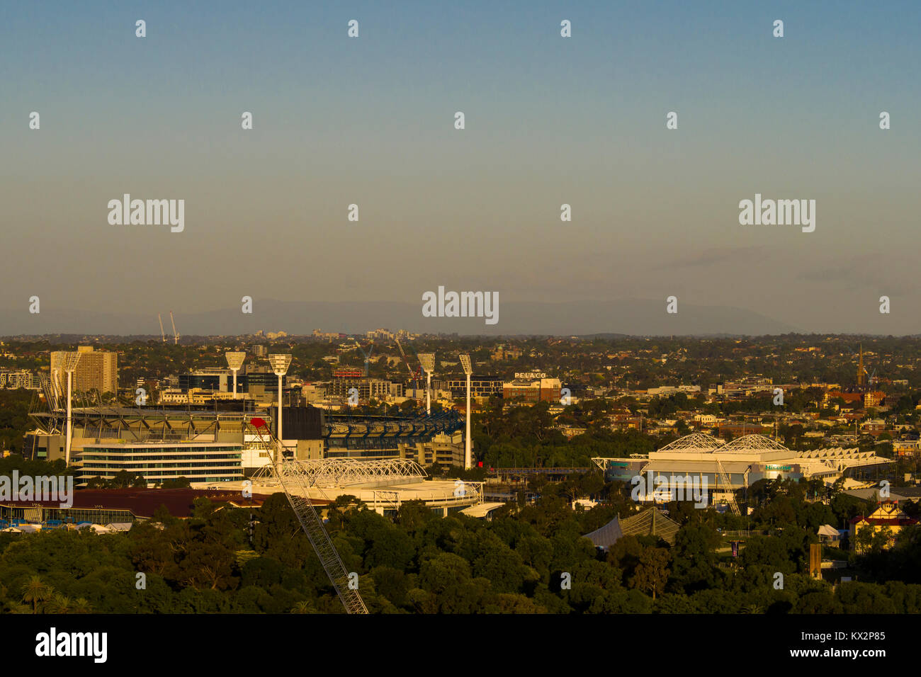 Sunsetting sul campo da Cricket di Melbourne e i principali campi da tennis per gli Australian Open a Melbourne Park, Victoria, Australia Foto Stock