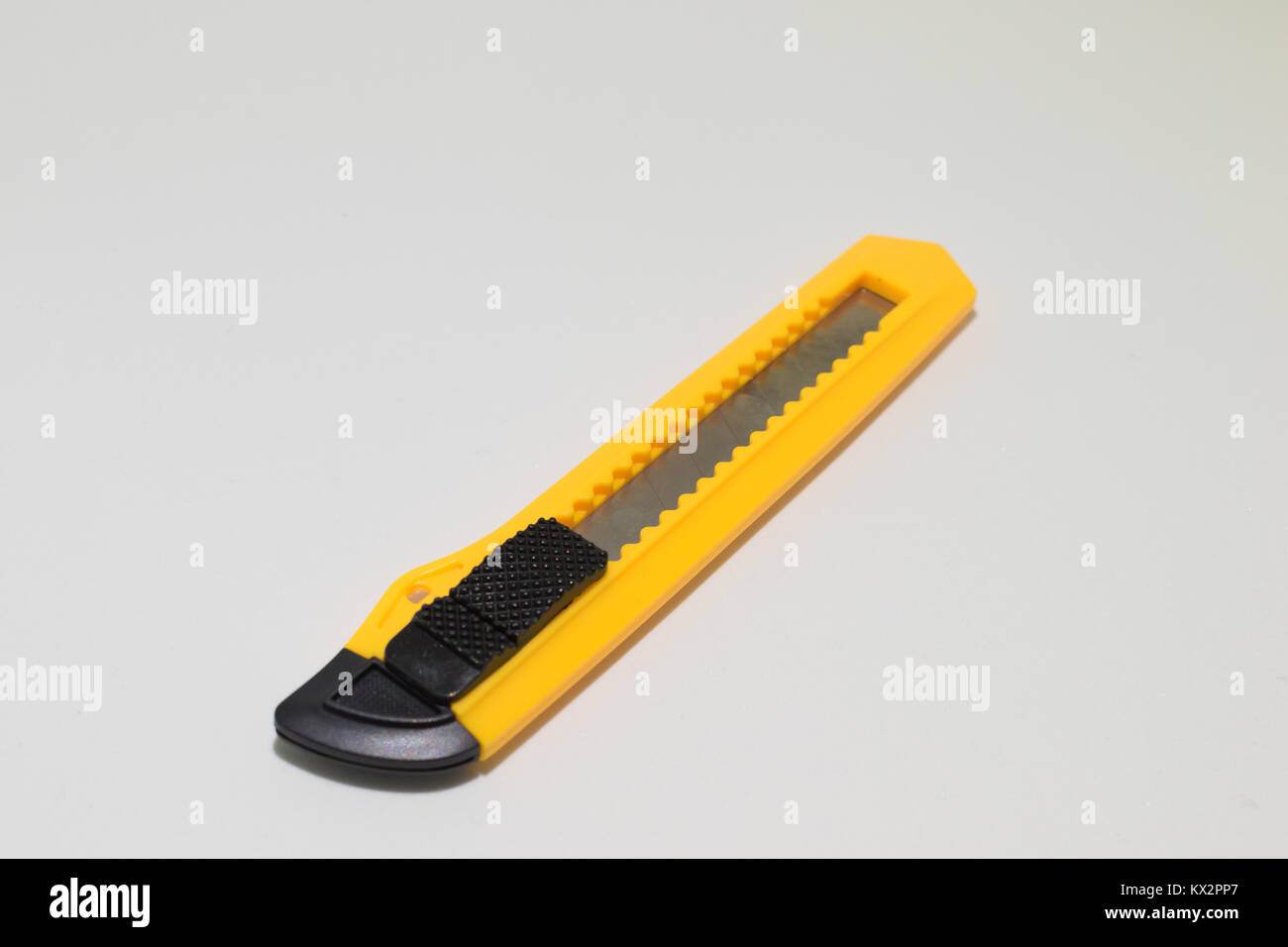 Il giallo e il nero boxcutter icona dello strumento. Famiglia cutter strumento generale o scopi di utilità. Snap-off lama di coltello di cancelleria Foto Stock