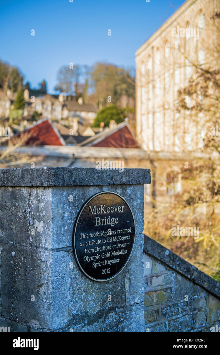 La dedizione lapide sul ponte McKeever Bradford on Avon Wiltshire Foto Stock
