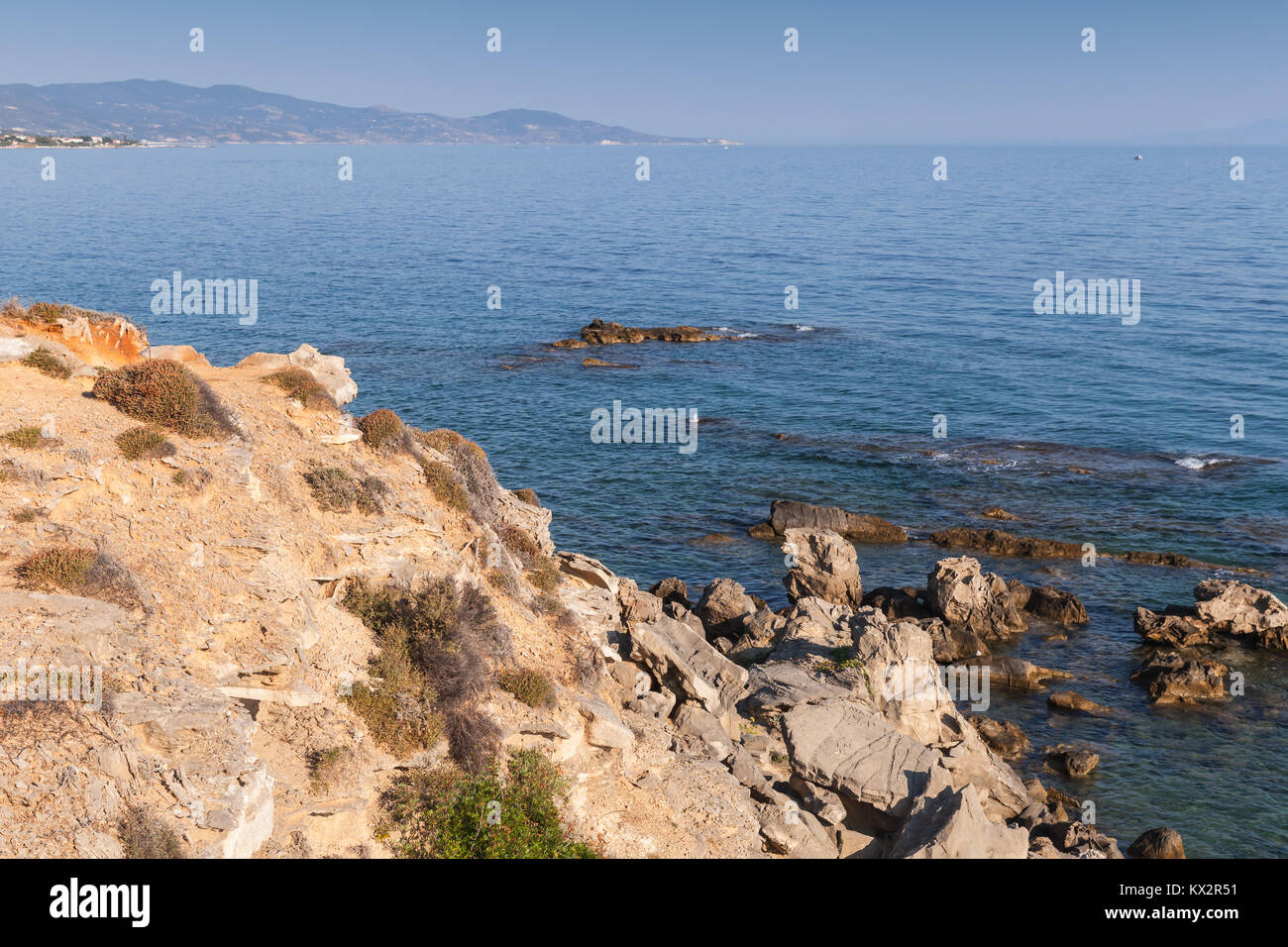 Coste rocciose dell'isola di Zante, Grecia. Popolare località turistica per le vacanze estive Foto Stock