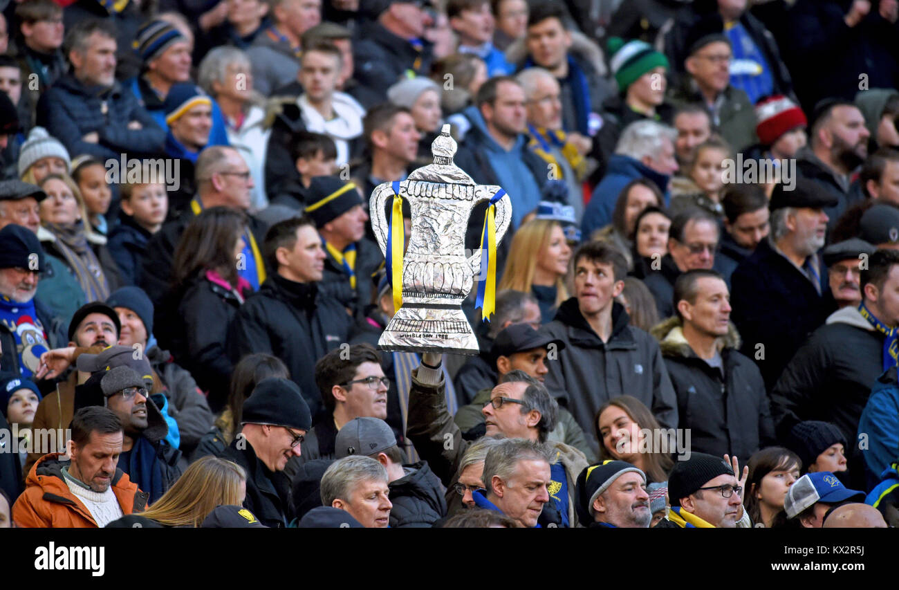 Tifosi di Wimbledon durante la partita di fa Cup tra il Tottenham Hotspur e la AFC Wimbledon al Wembley Stadium di Londra. 07 gen 2018 foto Simon Dack / Telephoto Images fa Premier League e Football League Images sono soggetti alla licenza DataCo visitare il sito www.football-dataco.com Foto Stock