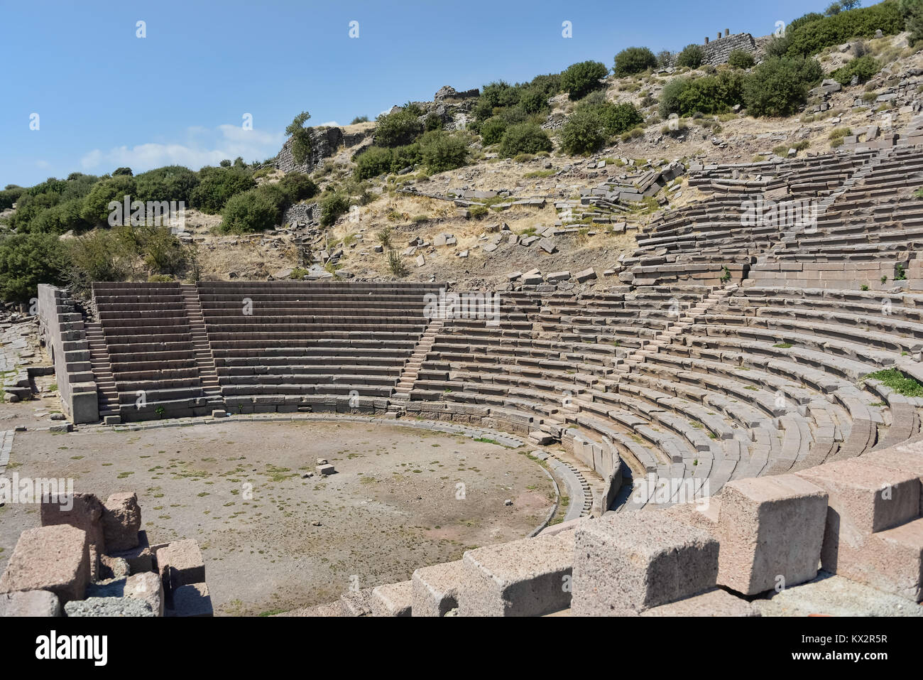 Vista parziale del teatro antico di Assos nortwestern in Turchia Foto Stock