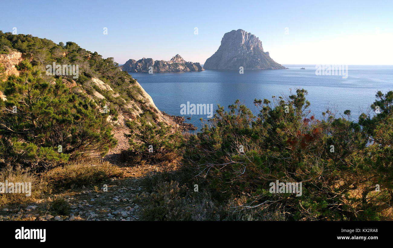 Vista pittoresca della misteriosa isola di Es Vedra. Isola di Ibiza, Isole Baleari. Spagna Foto Stock