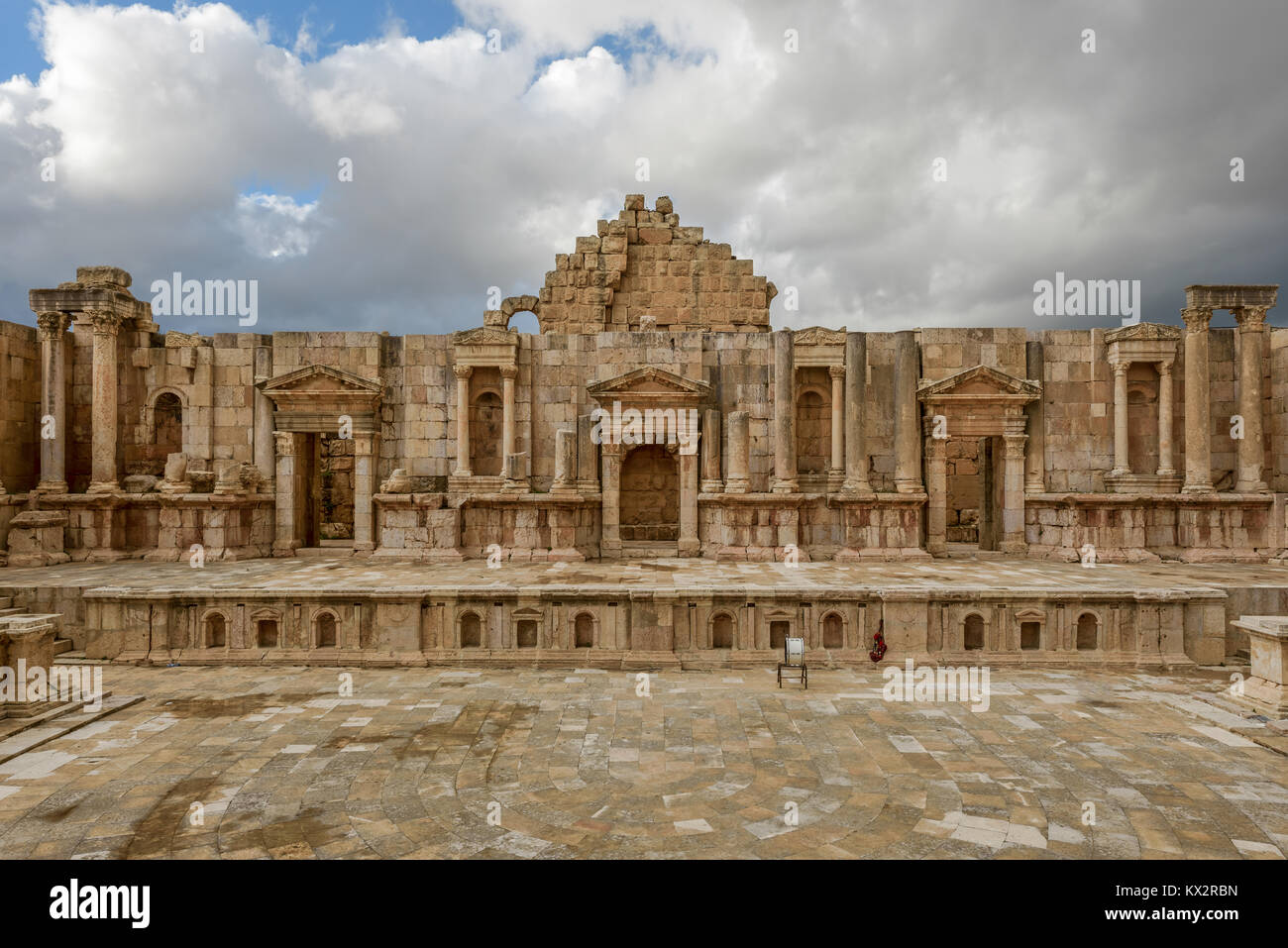 Il teatro della città antica di Gerasa dopo una tempesta con il grigio scuro nuvole Foto Stock