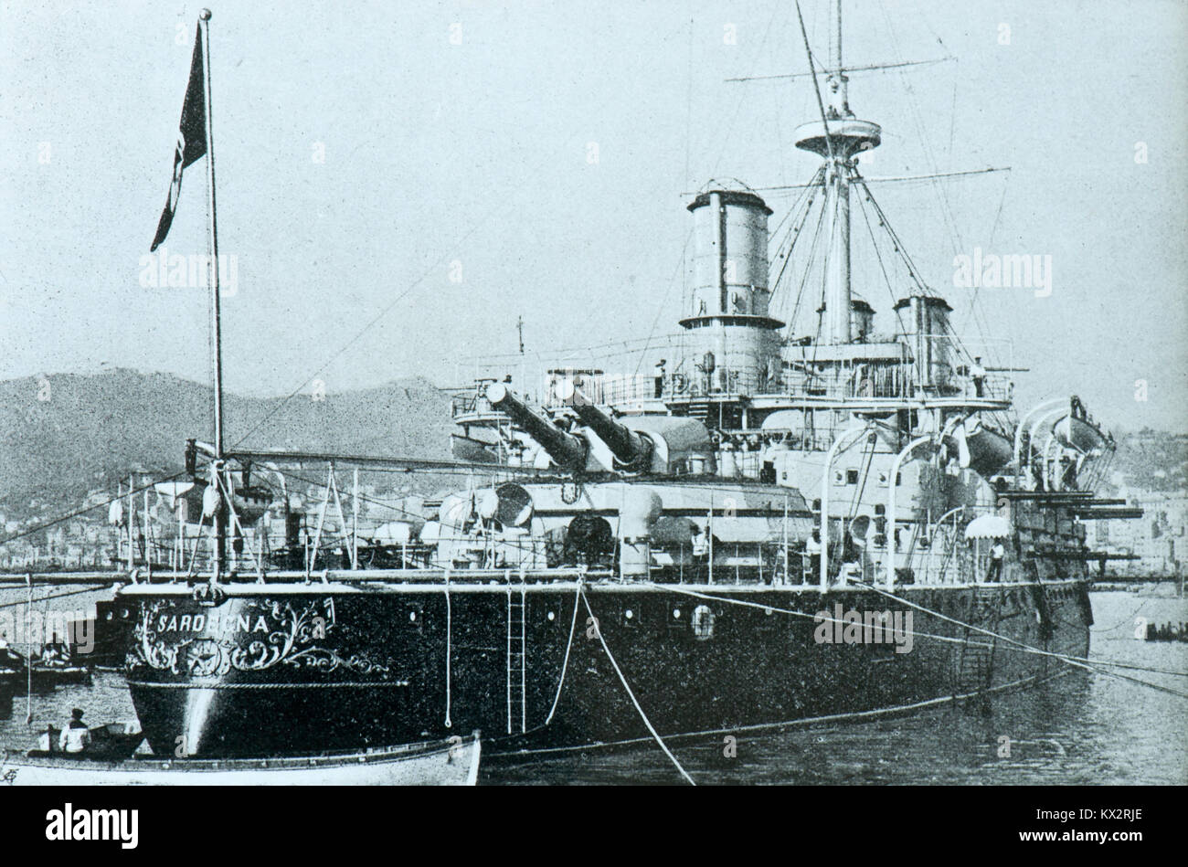 La corazzata italiana "ardegna' attraccata ad una banchina in uno dei porti italiani (1911) Foto Stock