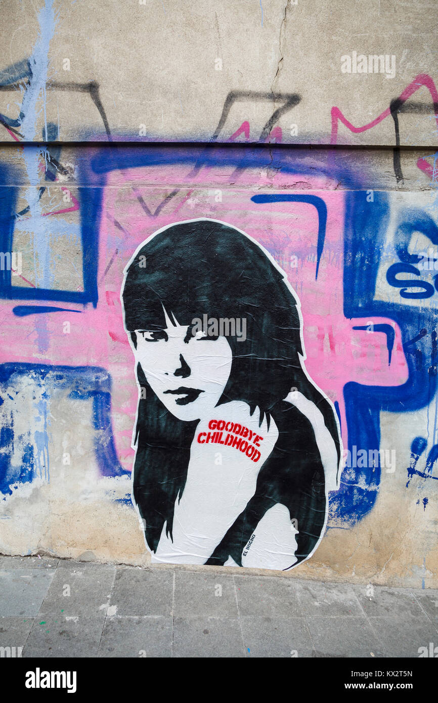 Parete stradale sticker graffiti di una giovane ragazza inscibed 'addio infanzia", Bucarest, la capitale della Romania, Europa centrale Foto Stock