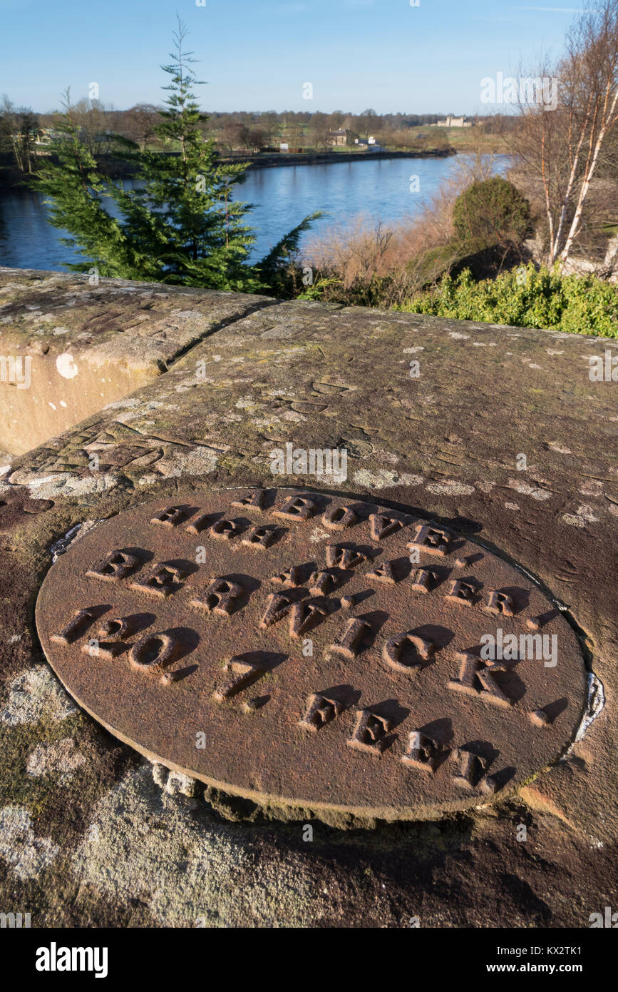 Kelso, Scottish Borders, UK - ghisa marcatore livello dà del Tweed River a Rennie's bridge come 120 piedi sette pollici maggiore di acqua alta a Berwic Foto Stock