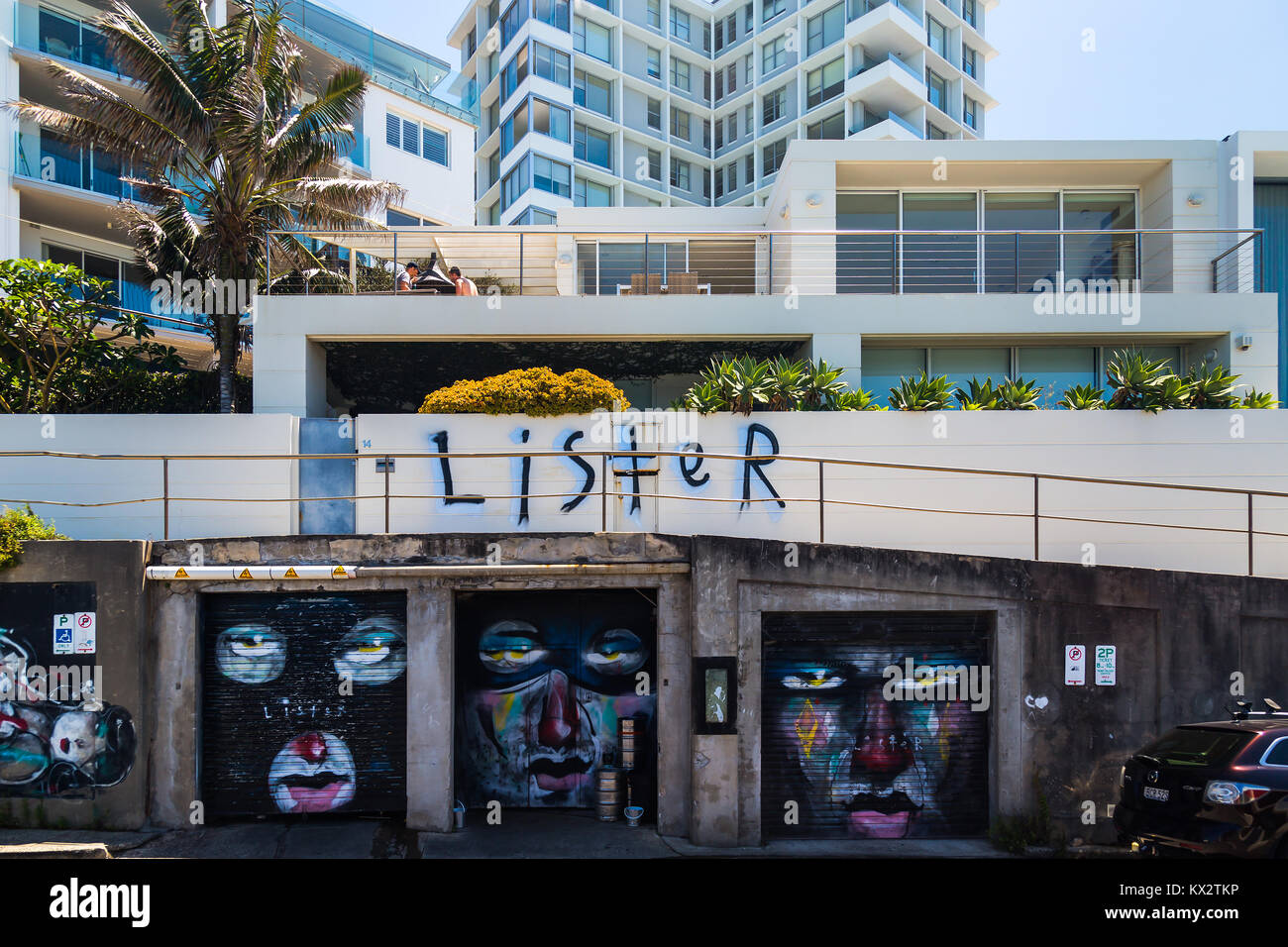 Appartamenti di lusso che si affaccia la spiaggia di Bondi, con graffiti, Sydney, Australia Foto Stock