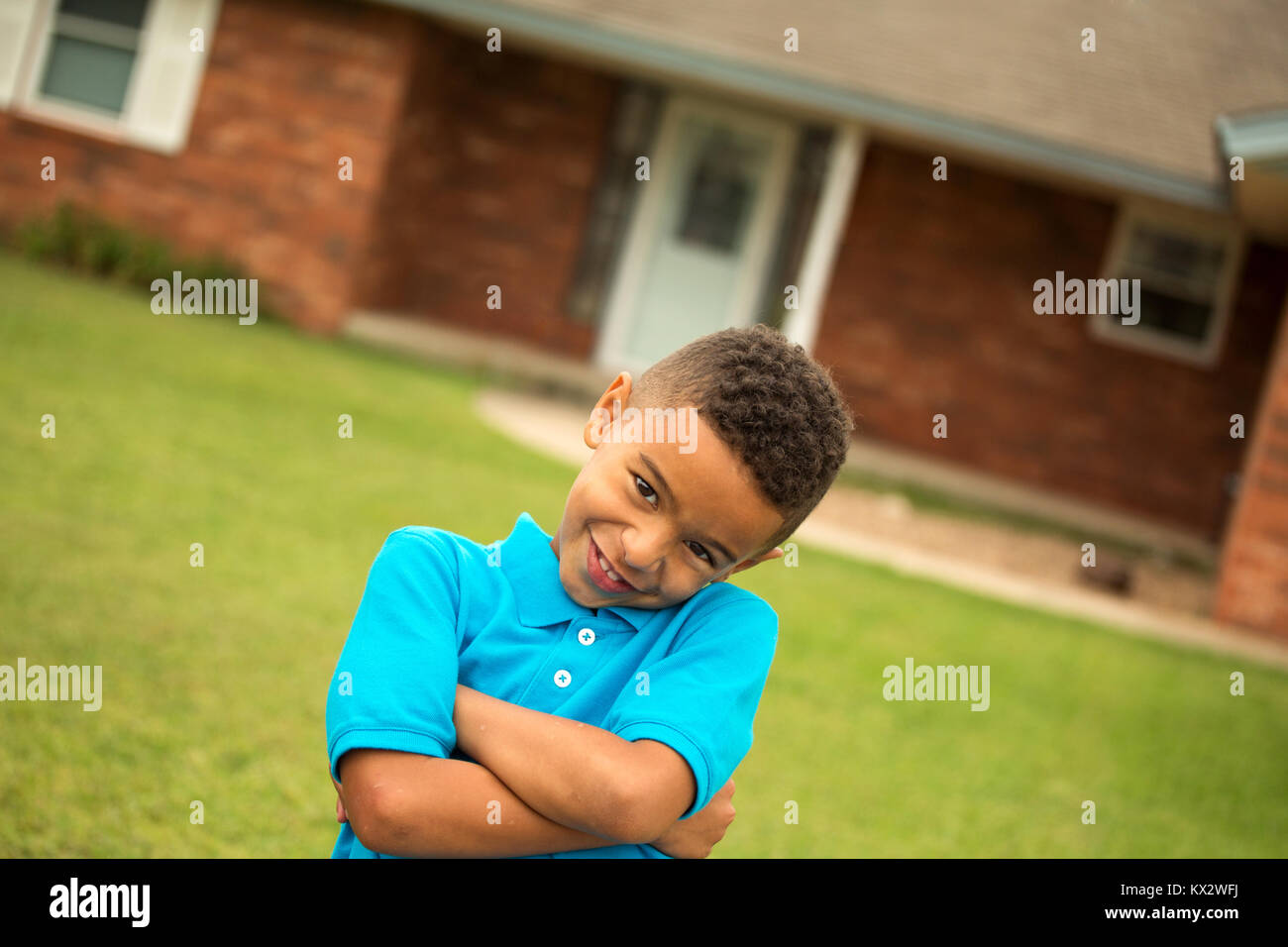 Carino kid sorridente al di fuori. Foto Stock