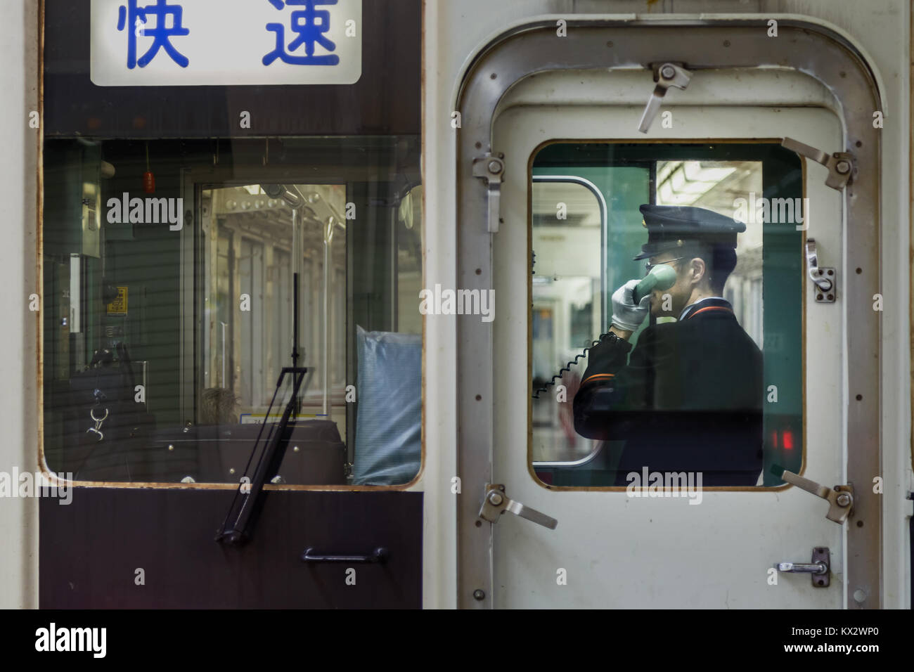 TOKYO, Giappone - 16 novembre 2015: non identificato un treno giapponese annouce conduttore la pianificazione per pendolari di imbarco su un Tobu Nikko line Foto Stock