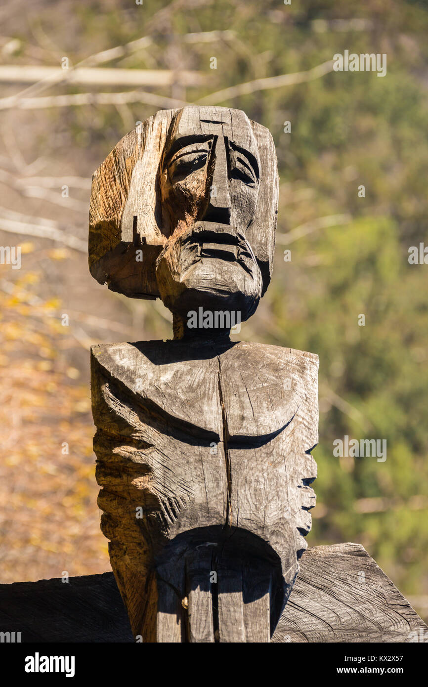 Parco con sculture in legno nei pressi di Aglona, Lettonia. La Chiesa cattolica. Foto Stock