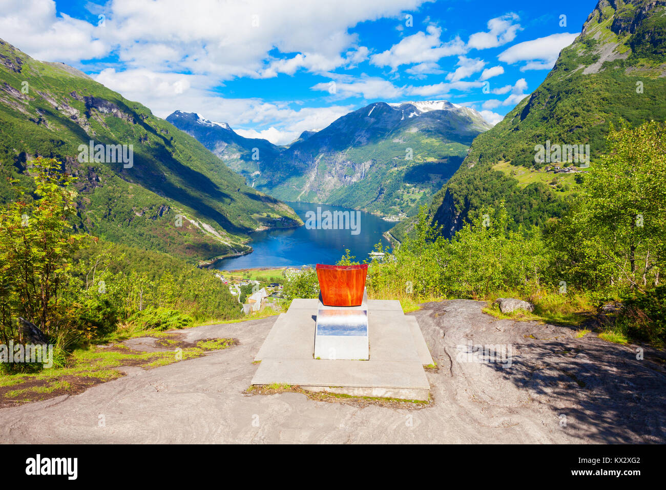 Regina Sonja di Norvegia trono al punto di vista Flydalsjuvet presso il Geirangerfjord vicino al villaggio di Geiranger in Norvegia Foto Stock