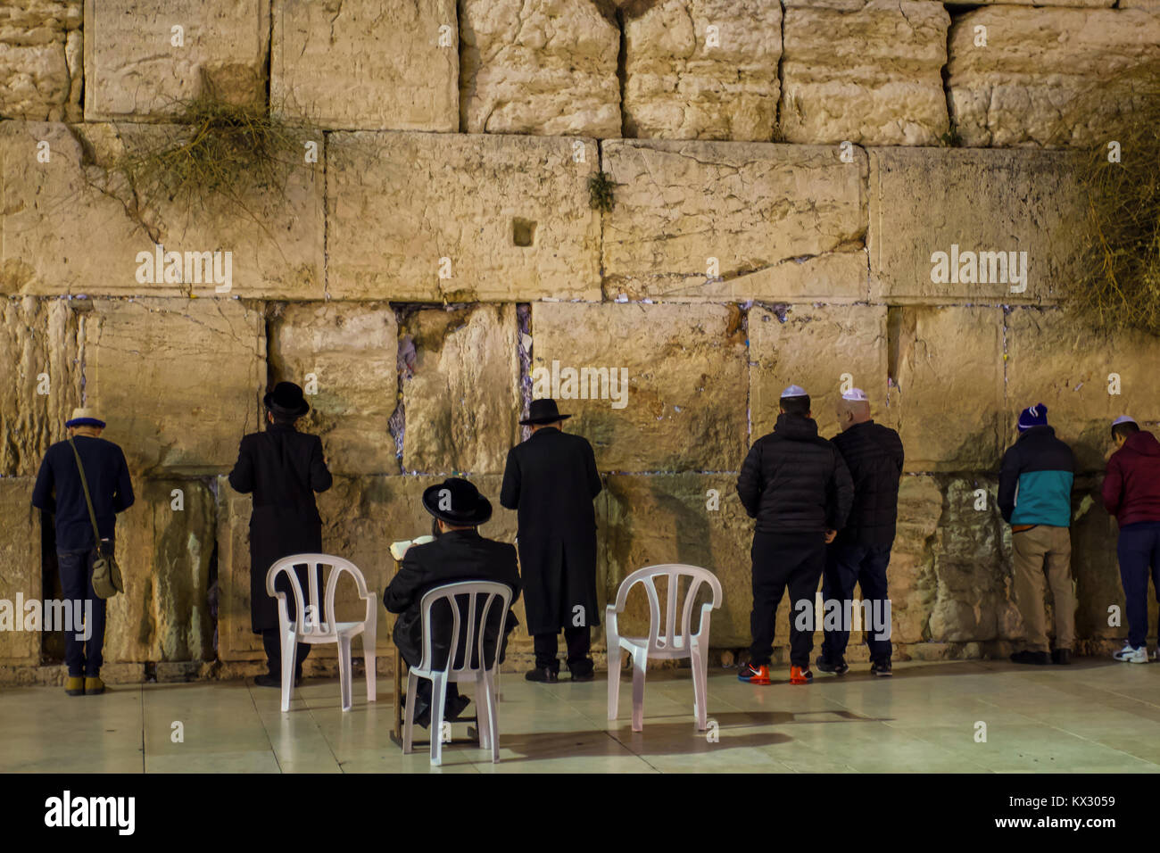 Persone in preghiera presso il Muro occidentale di sera Gerusalemme viaggio religione Israele Foto Stock