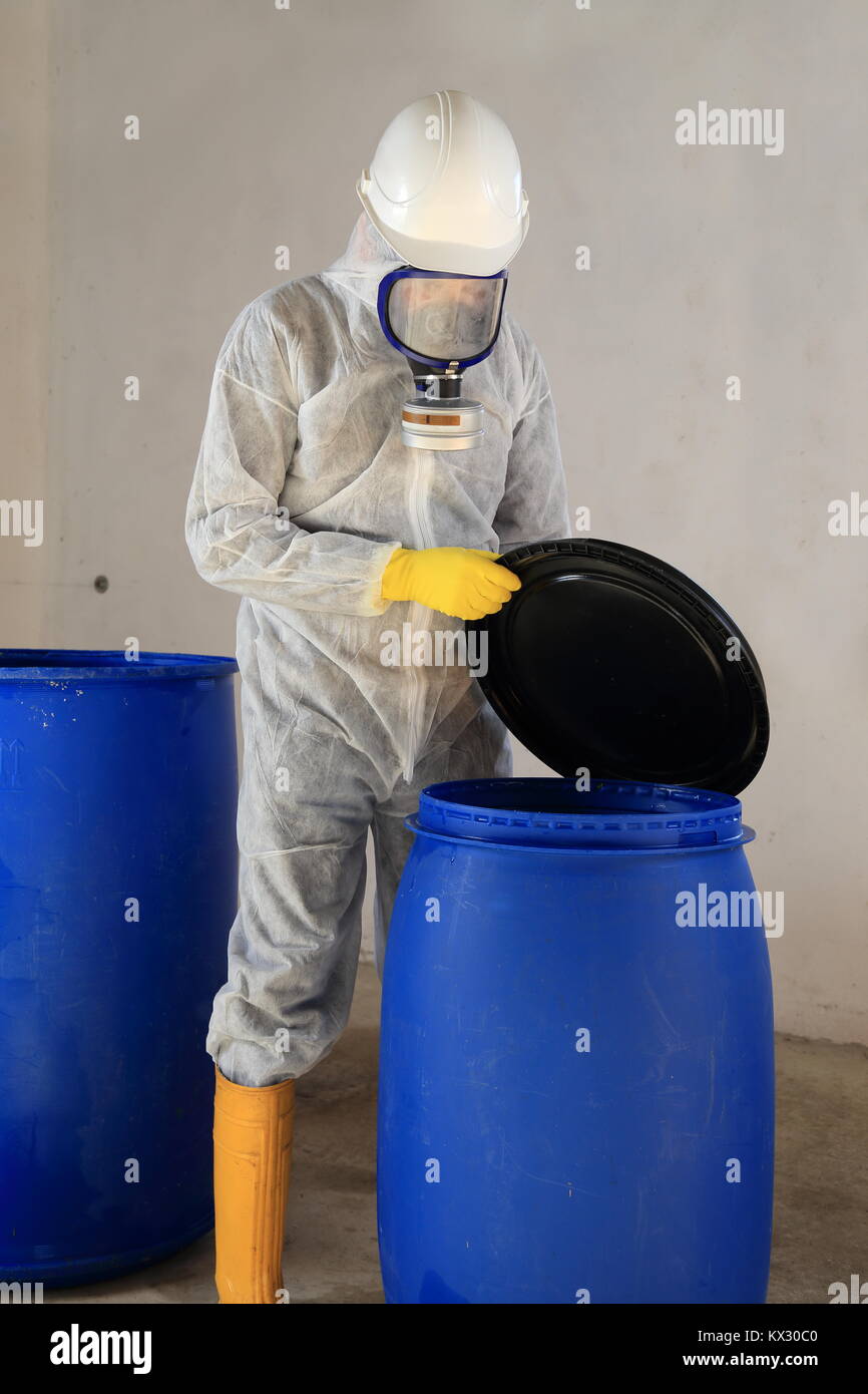 Un lavoratore di canna di apertura con rifiuti chemicalToxic merci pericolose Foto Stock