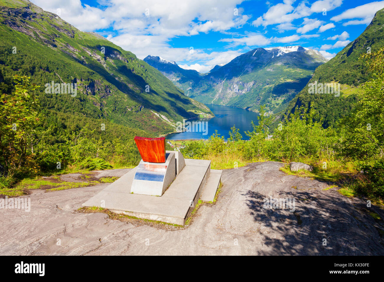 Regina Sonja di Norvegia trono al punto di vista Flydalsjuvet presso il Geirangerfjord vicino al villaggio di Geiranger in Norvegia Foto Stock