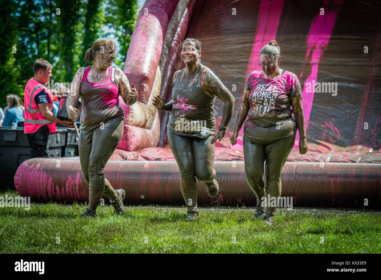 Piuttosto fangosa 5k corsa per la vita di carità della fun run a Windsor Racecourse 2017 Foto Stock