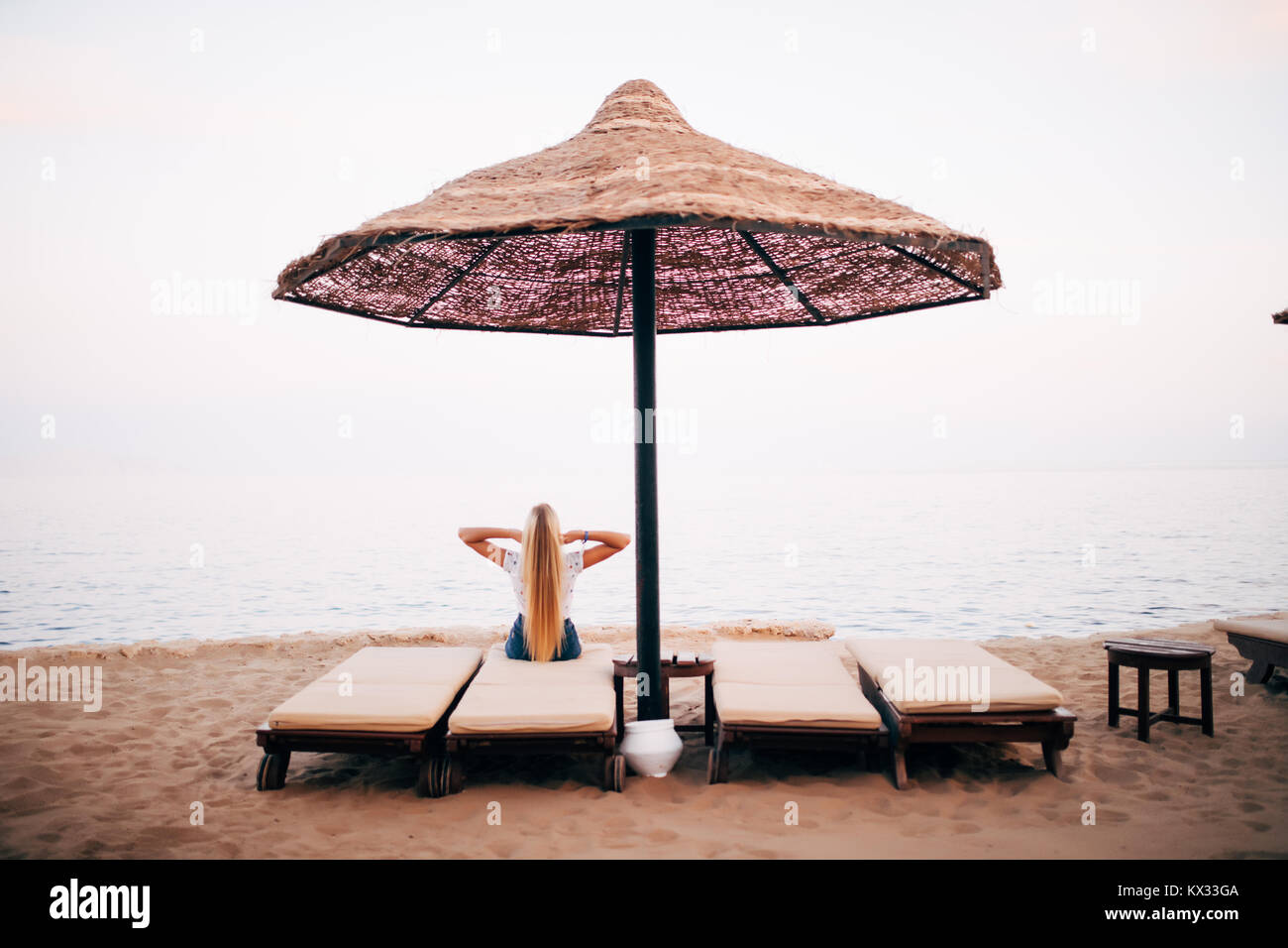 Sulla Un Riposo Donna Di Sotto Una Chaise Longue In Spiaggia Sud A wXZliOTPku