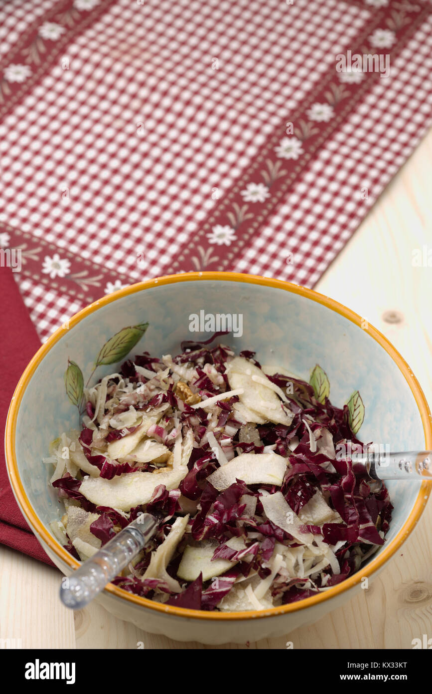Rosso insalata di rafano, noci, pere e scaglie di parmigiano Foto Stock