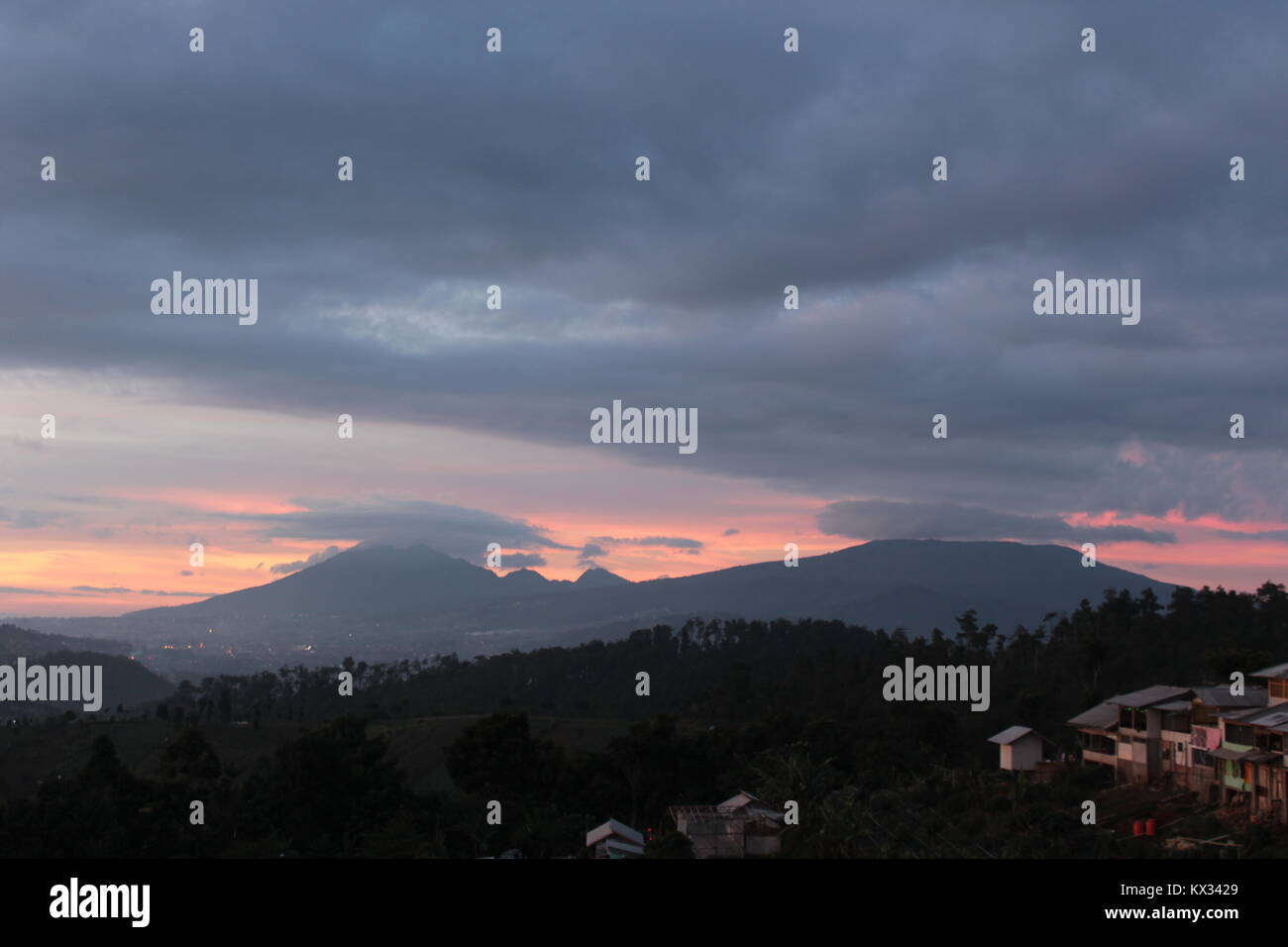 Bel tramonto dal Monte Moko, Bandung, Indonesia. a 1400 m. Con vento freddo e caldo la mente. Scattare alcune foto per il momento fortunato. Speriamo Foto Stock