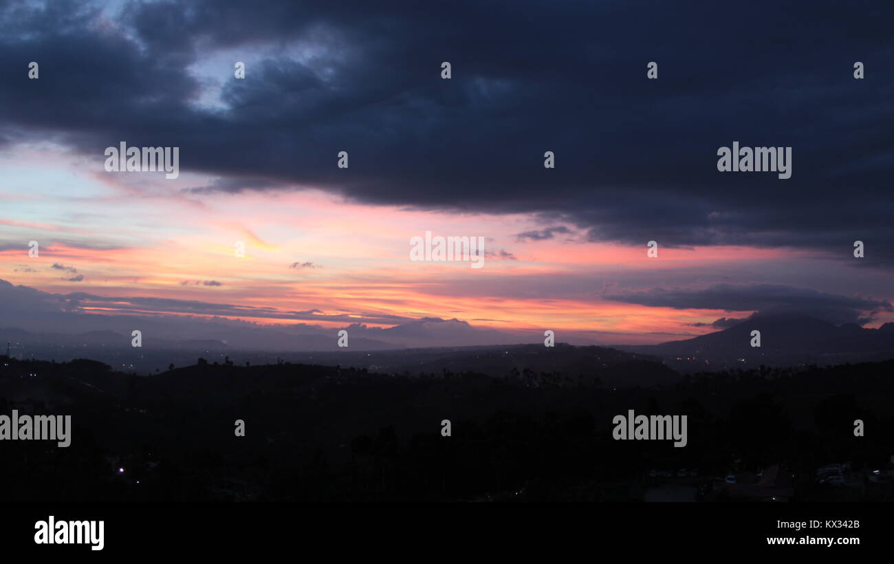 Bel tramonto dal Monte Moko, Bandung, Indonesia. a 1400 m. Con vento freddo e caldo la mente. Scattare alcune foto per il momento fortunato. Speriamo Foto Stock