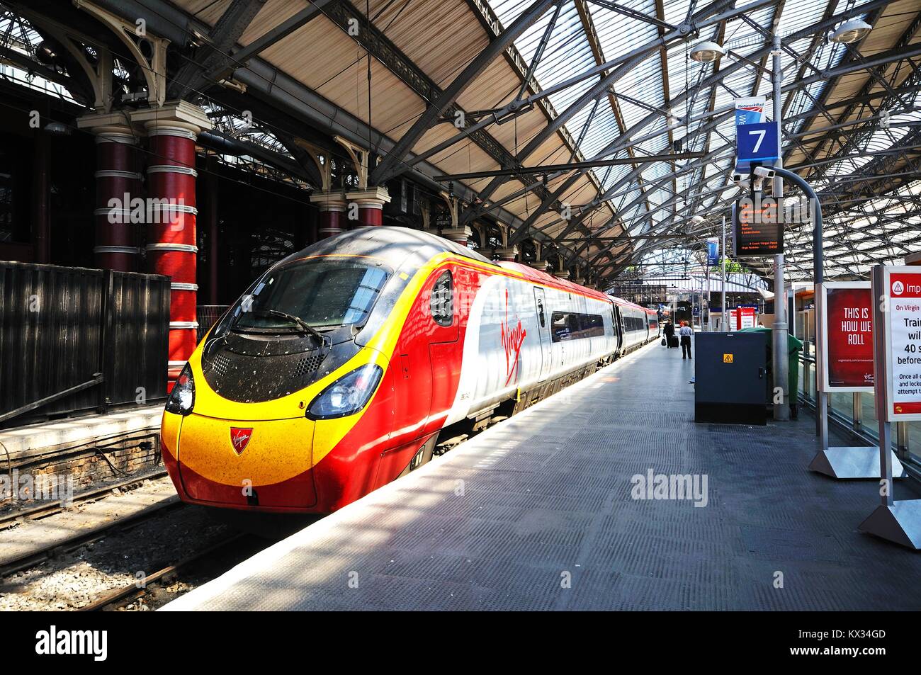 Vergine classe treno 390 disposta di fianco alla piattaforma 7 nella stazione ferroviaria di Lime Street, Liverpool, Merseyside England, Regno Unito, Europa occidentale. Foto Stock