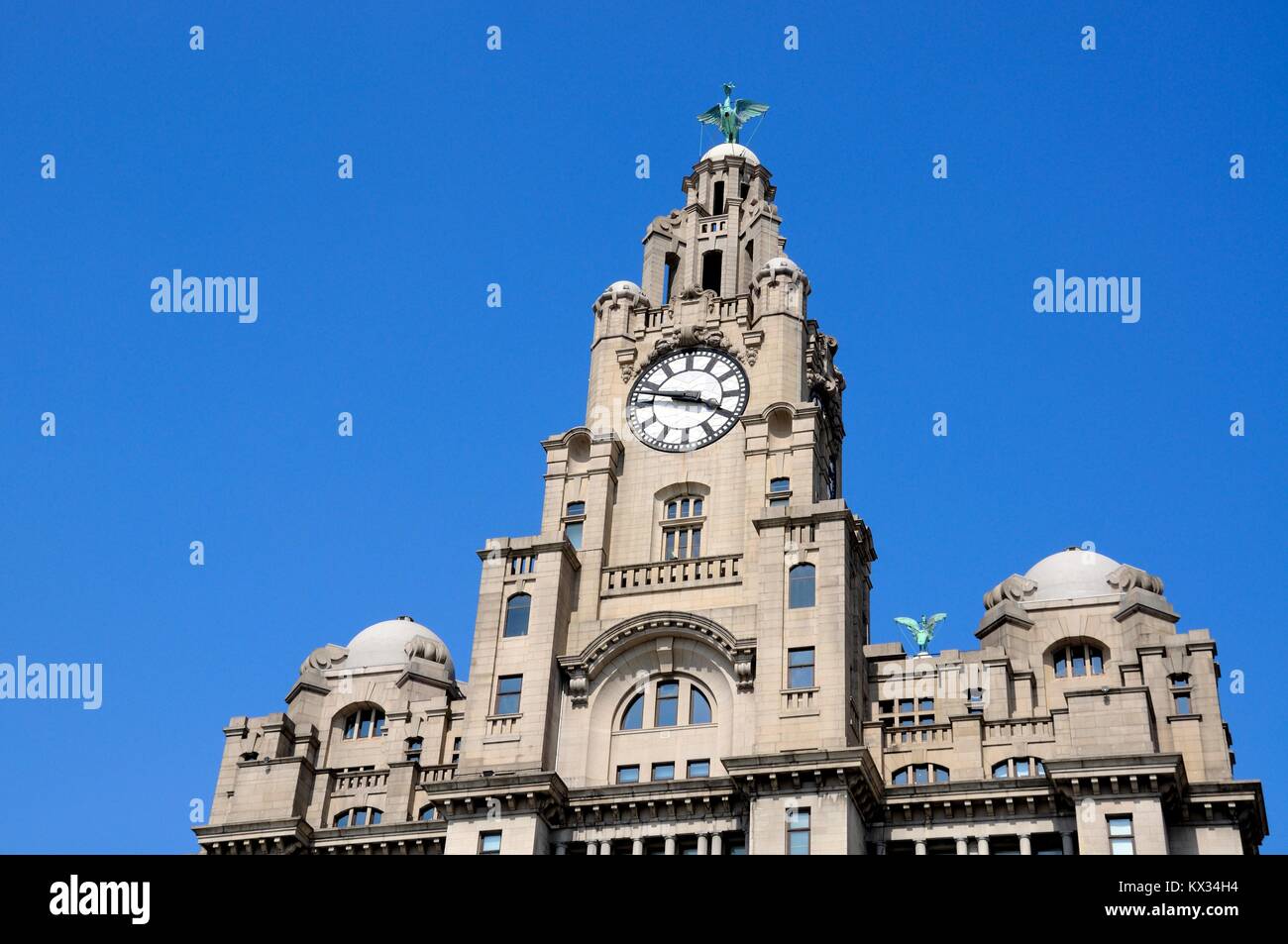 Il Royal Liver Building clock tower e fegato Bird al Pier Head, Liverpool, Merseyside England, Regno Unito, Europa occidentale. Foto Stock