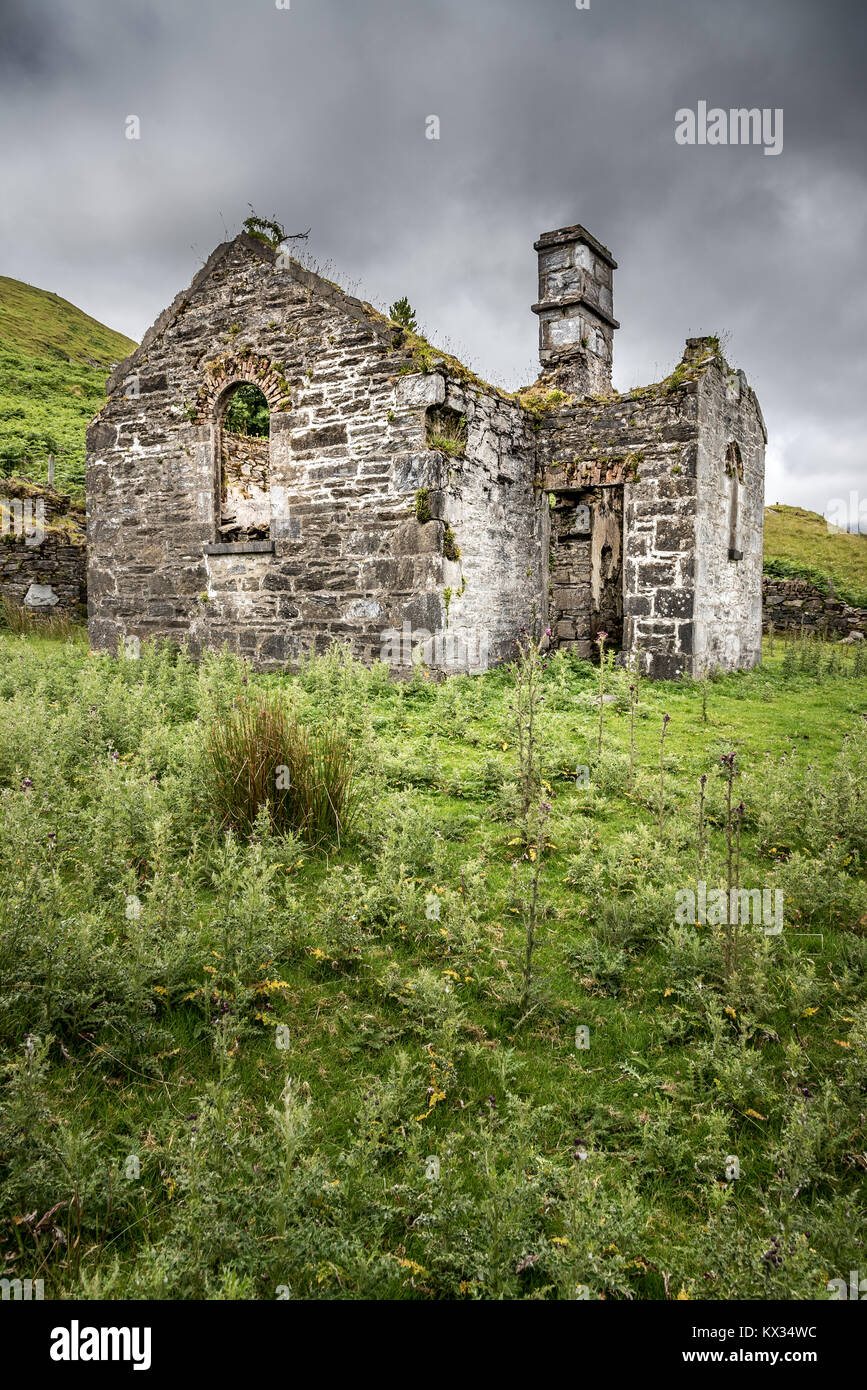 Le rovine di una vecchia scuola, la chiesa o cappella in campagna Connemara in Irlanda Foto Stock