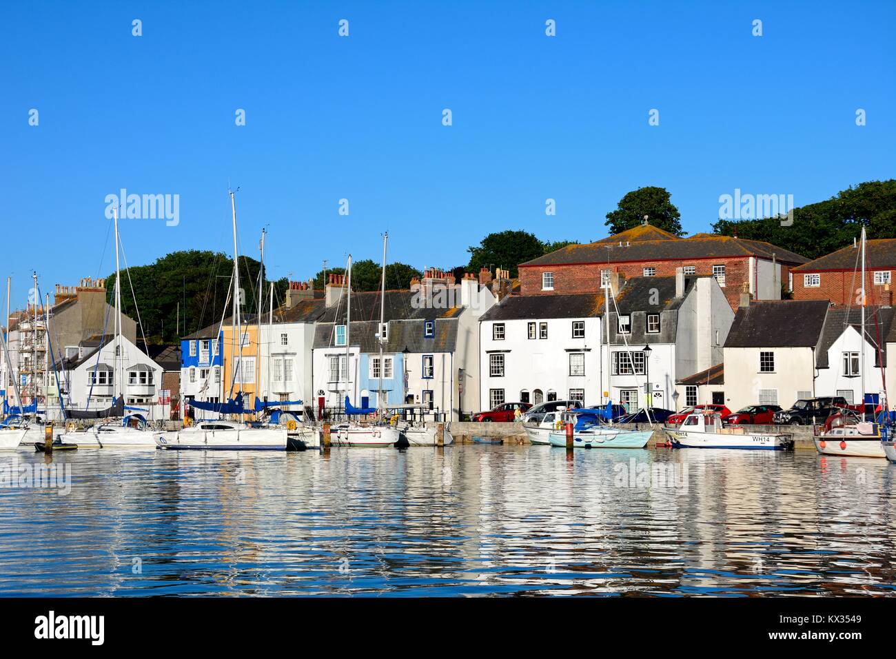 Yacht ormeggiati in porto con la costruzione di banchina per la parte posteriore di Weymouth Dorset, Inghilterra, Regno Unito, Europa occidentale. Foto Stock