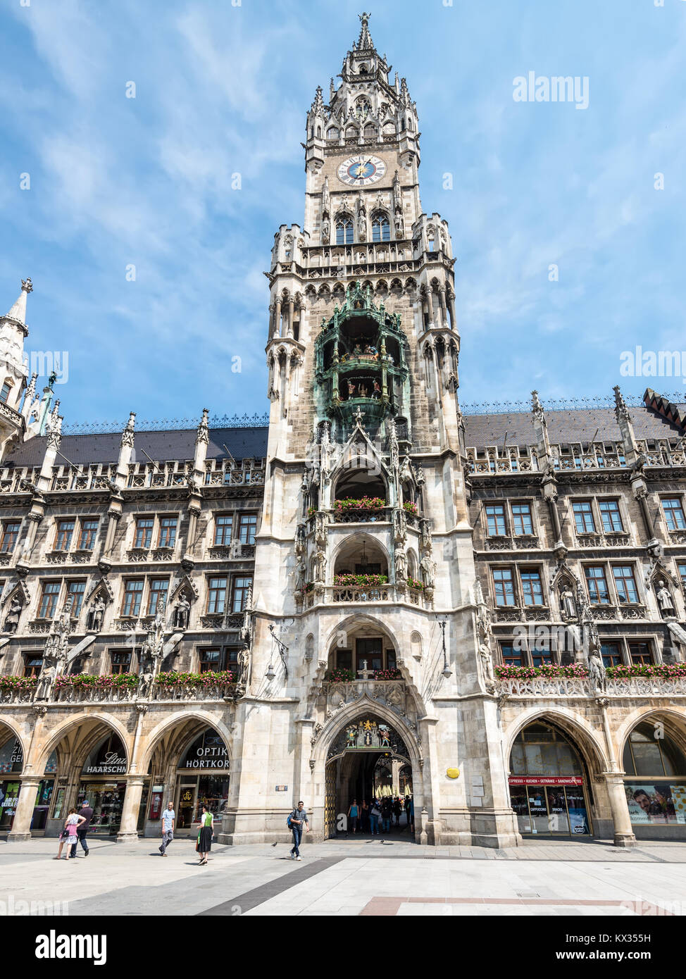 Monaco di Baviera, Germania - 29 Maggio 2016: torre con orologio della Marienplatz municipio architettura in posizione luogo famoso quadrato in città europea Monaco di Baviera, Germania Foto Stock